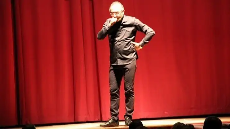 Sunay Akın'dan Tek Kişilik Gösteri