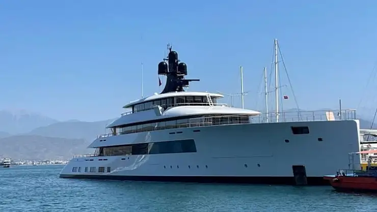 Süper yat 'Pi', Fethiye'de yakıt ikmali yaptı