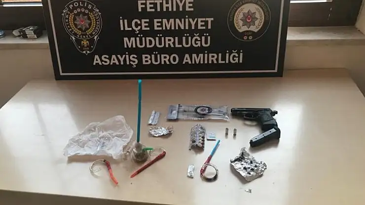 Şüpheli araçta silah ve uyuşturucu madde ele geçirildi