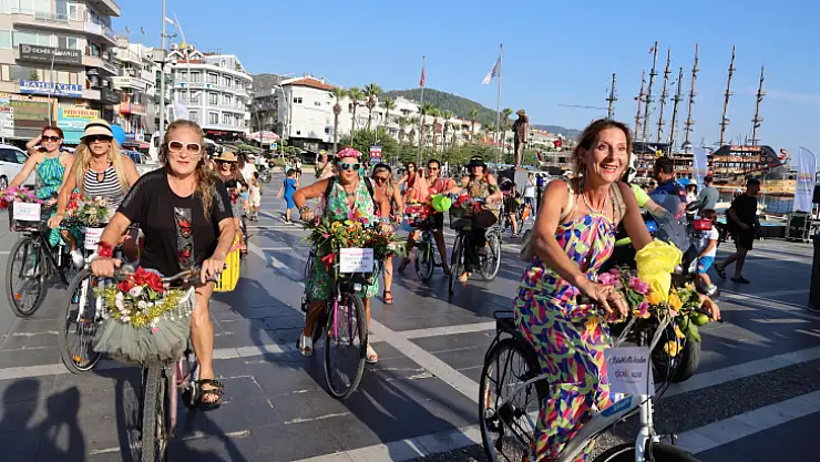 Süslü kadınlar pedal çevirdi