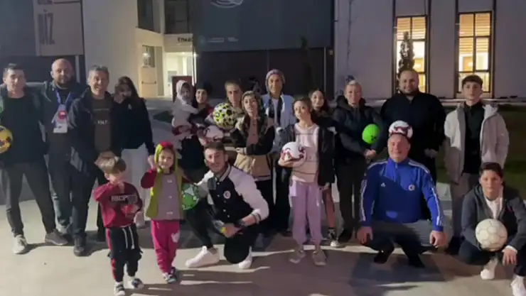 TARAFTAR SÖZÜNÜ TUTTU OYUNCAKLAR DEPREMZEDELERE ULAŞTIRILDI