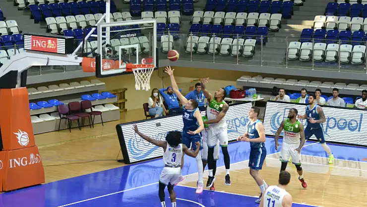 Taraftarlar, basketbolcular, teknik heyet ve yöneticiler büyük sevinç yaşadı