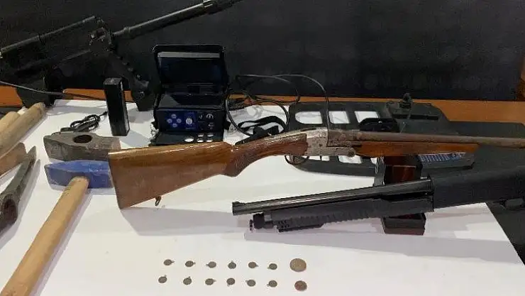 Tarihi antik tiyatroda define ararken yakalandılar