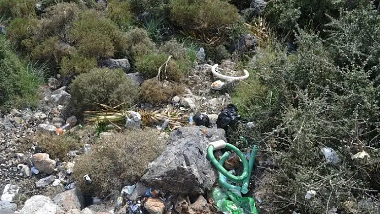 Tatilcilerden kalma çöpler dikkat çekiyor
