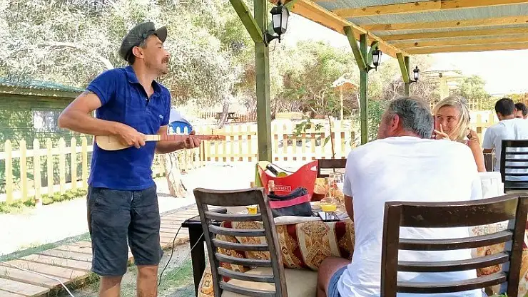 TATİLCİLERE, MASA BAŞINDA İLGİNÇ RESİTAL