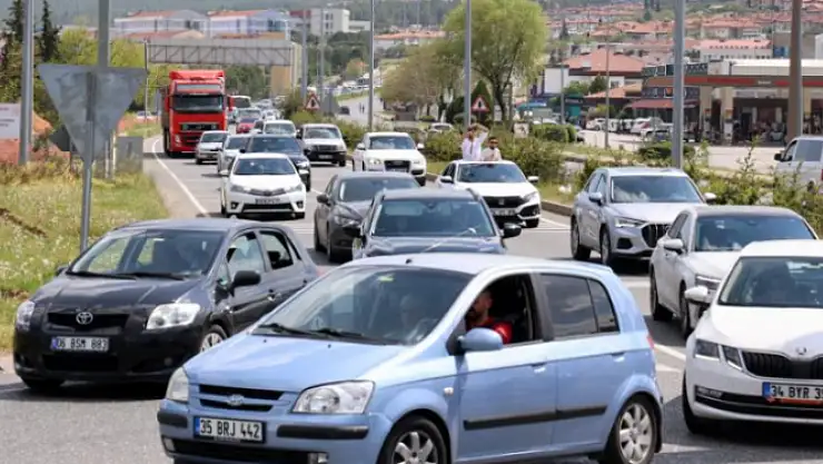 Tatilcilerin araç kuyruğunun sonu görünmüyor