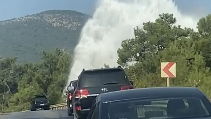 Tazyikli su metrelerce havaya yükseldi