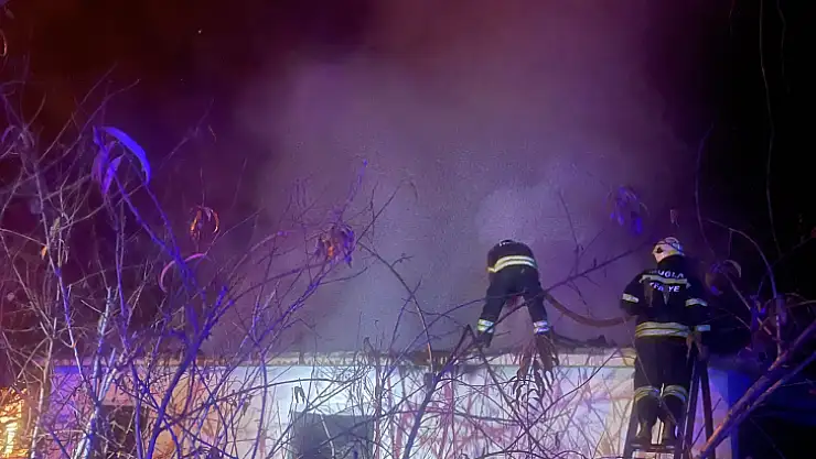 TEK KATLI EV ALEVLERE TESLİM OLDU