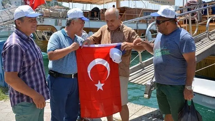TEKNECİLERE TÜRK BAYRAĞI HEDİYESİ