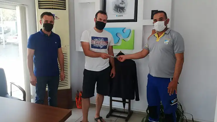 Temizlik işçileri, yerde buldukları 12 bin 300 TL'yi sahibine teslim etti