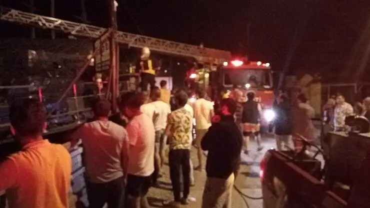 Tersanede bakımda olan teknede yangın çıktı