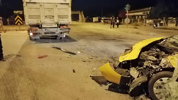 Ticari taksi kamyona arkadan çarptı