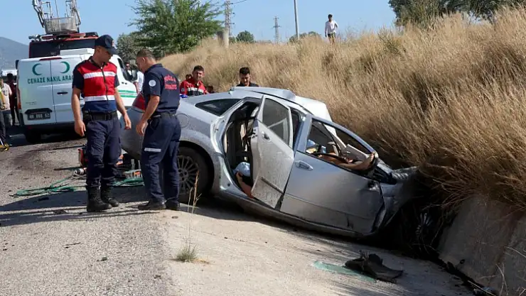 Tır ile otomobil çarpıştı: 2 ölü