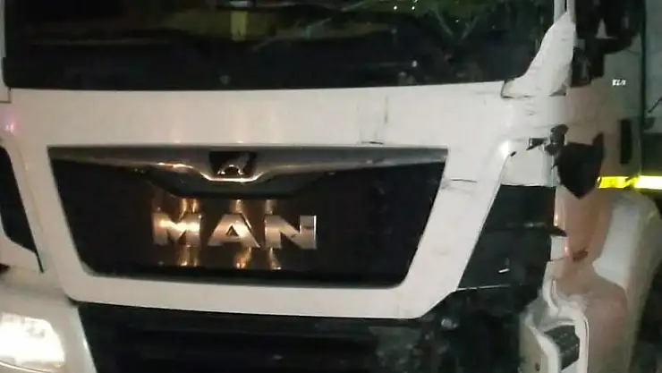 Tır Öğrenci Servisine Çarptı:18 Yaralı