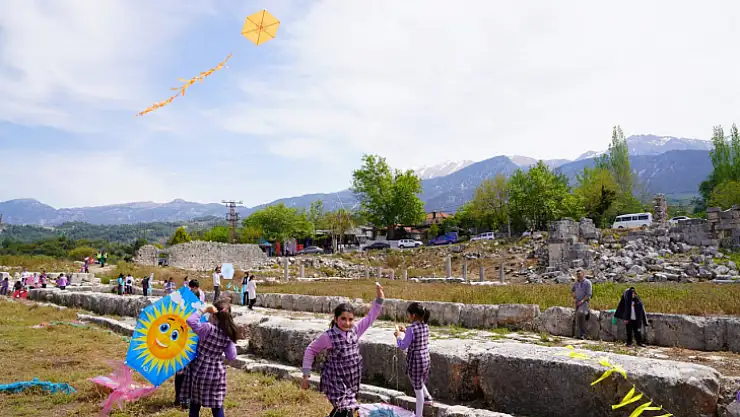 Tlos Uçurtma Şenliği Renkli Görüntülere Sahne Oldu