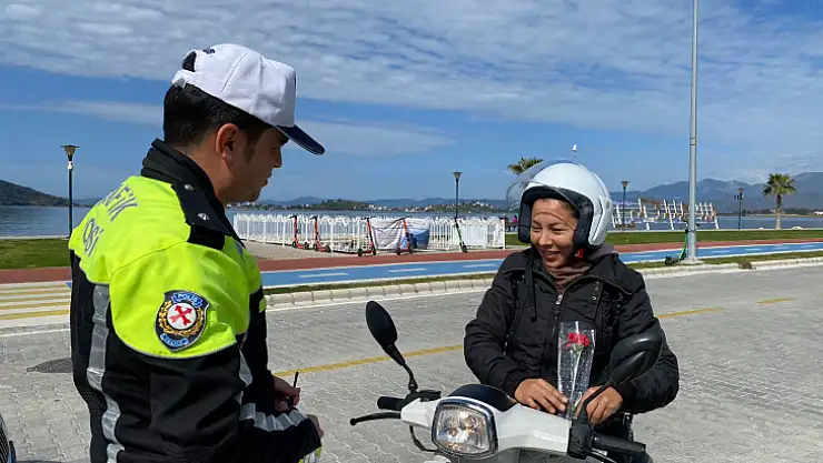 TRAFİK EKİPLERİNDEN KARANFİL JESTİ