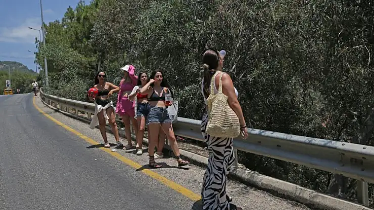 Trafikten Bunalanlar Plaja Yürüdü