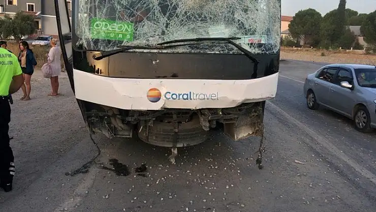 Tur otobüsü ile servis minibüsü çarpıştı: 5 yaralı