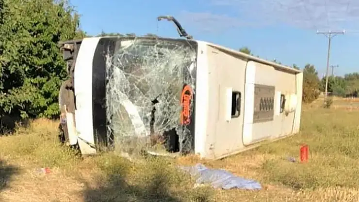 Tur otobüsü öğrenci servisine çarptı. 1 ölü 59 yaralı