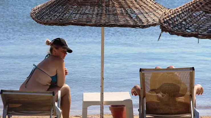 TURİSTLER BODRUM'U TERK ETMİYOR, DENİZ KUM VE GÜNEŞİN TADINI ÇIKARIYOR