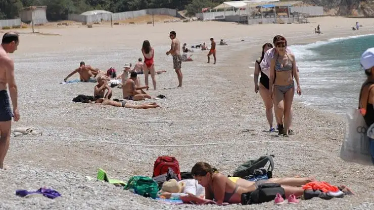 Turistler denizin tadını çıkardı