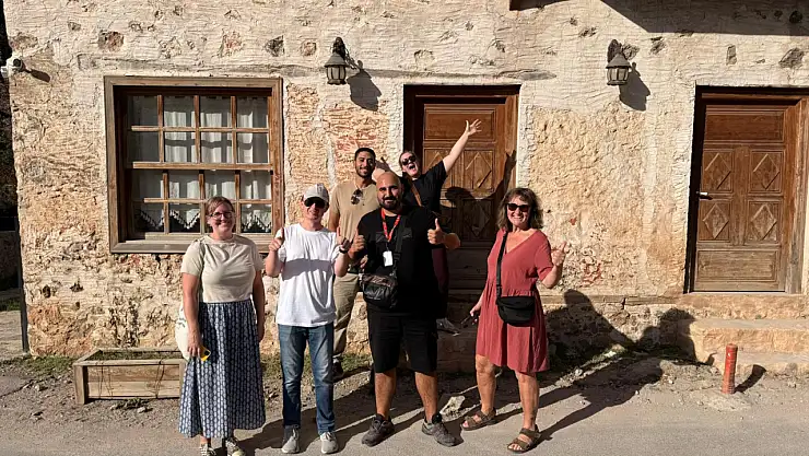 Turistler Kayaköy' de Keyifli Vakit Geçirdi