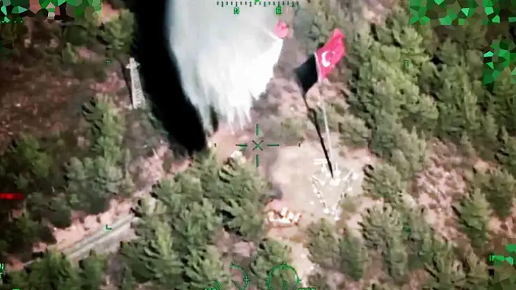 TÜRK BAYRAĞINI ALEVLERE TESLİM ETMEDİLER