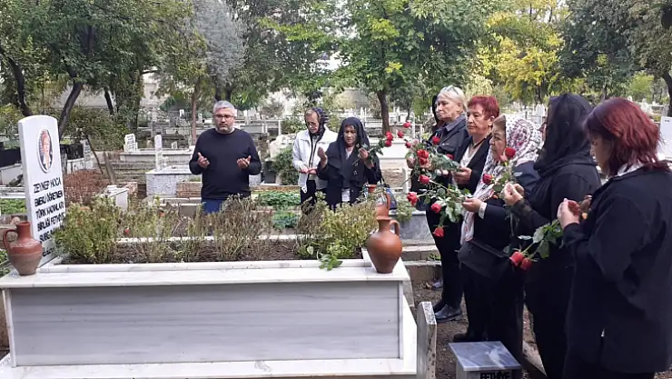 TÜRK KADINLAR BİRLİĞİNDEN KABİR ZİYARETİ