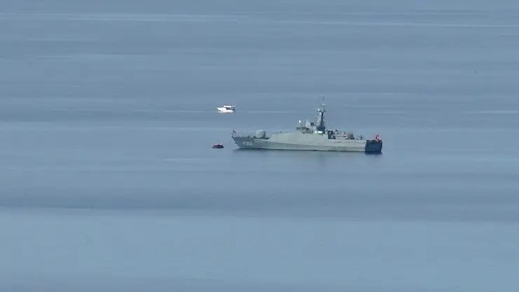 Türk savaş gemisi ve hücum botları Kardak'ta beklemeye başladı