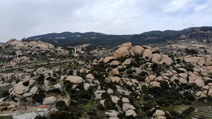 Türkiye'nin en yaşlı kayalarıyla dikkat çeken vadi