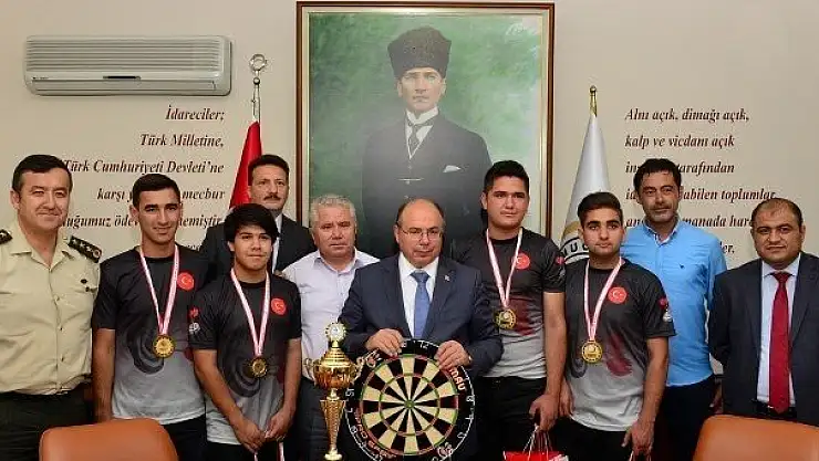 Türkiye şampiyonu gençlerden Vali Çiçek'e ziyaret