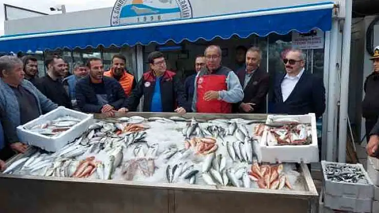 TUTTUKLARI BALIKLARI AÇIK ARTIRMADA SATIP, PARASINI DEPREMZEDELERE BAĞIŞLADILAR