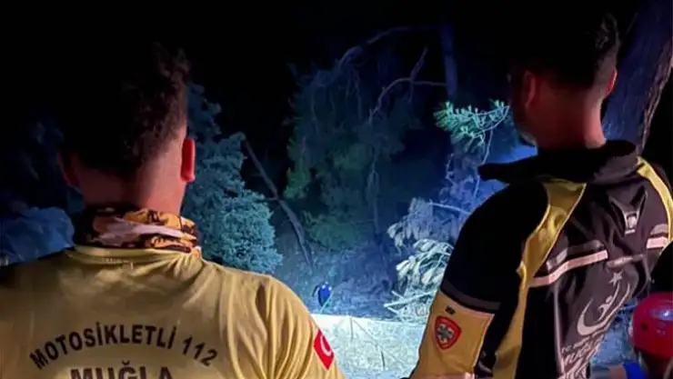 Uçuruma yuvarlanan araçta bulunan 2 kişi yaralandı