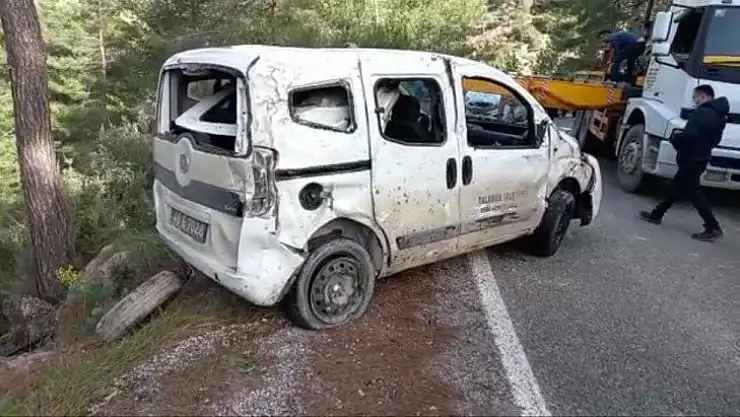 Uçuruma yuvarlanan belediye aracının şoförü yaralandı