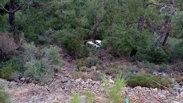 Uçuruma Yuvarlanan Otomobilin Sürücüsü İtfaiye Tarafından Kurtarıldı