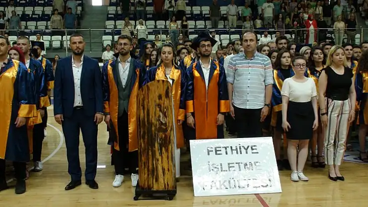 Üniversite Öğrencileri Mezun Oldu