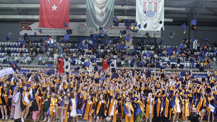 Üniversite Öğrencileri Mezuniyet Töreni İle Uğurlandılar