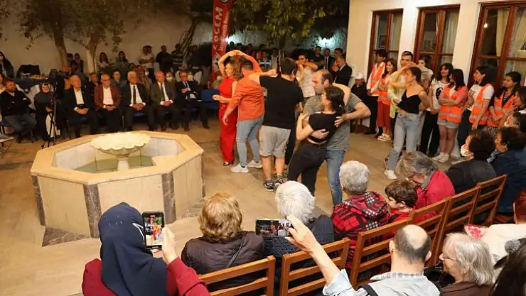 ÜNİVERSİTE ÖĞRENCİLERİ, YAŞLI ÇINARLARLA DÜNYA DANS GÜNÜ'NDE BİR ARAYA GELDİ