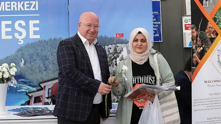 ÜNİVERSİTE ÖĞRENCİLERİNE BAŞKAN GÜMÜŞ'TEN KARANFİLLİ KARŞILAMA