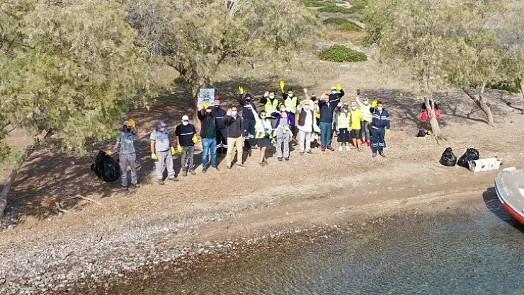 ÜNLÜ SANATÇILAR BODRUM'DA YERDEN İZMARİT TOPLADI