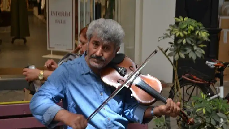 Urfalı Ahmet, ekmeğini kemanından çıkartıyor