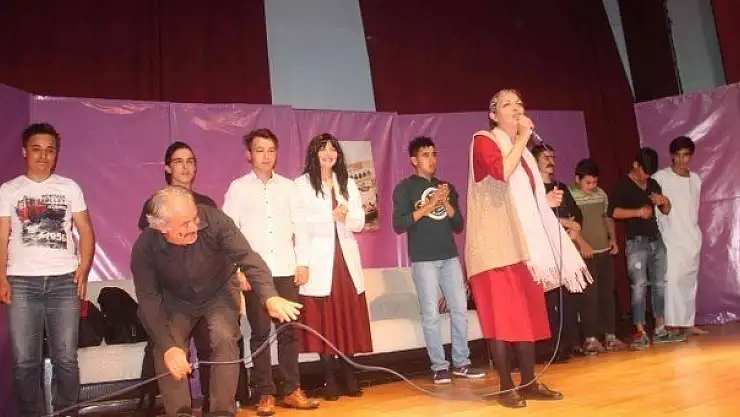 USTA TİYATROCULARA TAŞ ÇIKARTTILAR