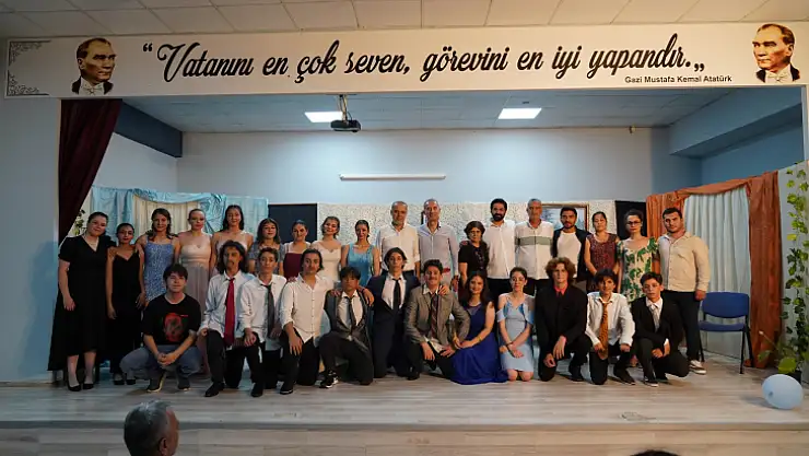 Uzundemir, Tiyatro Gösterisini İzledi