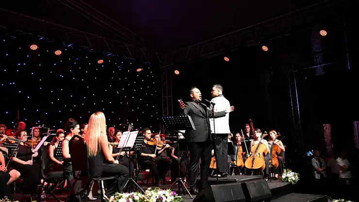 Vali Akbıyık ve eşi, Sabancı anısına düzenlenen etkinliğe katıldı