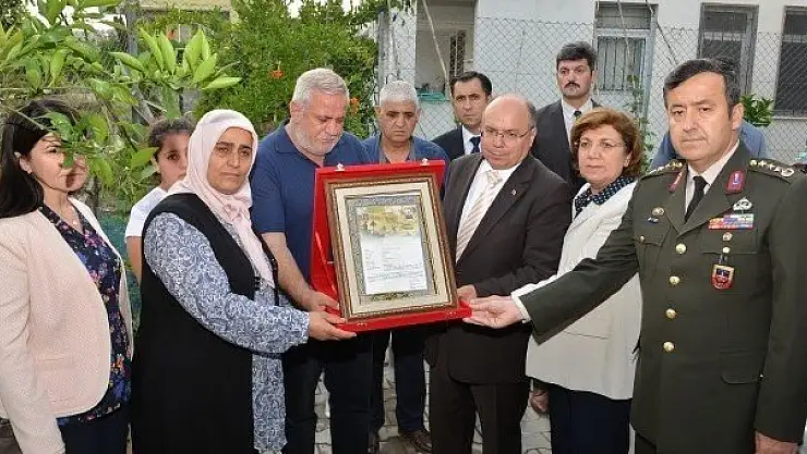 Vali Çiçek, Şehit Uzman Onbaşı Alper Seven'in ailesine Şehadet  Belgesi takdim etti