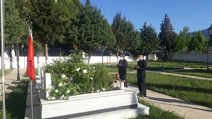 Vali Orhan Tavlı, Ramazan Bayramında Şehitlikleri Ziyaret Etti