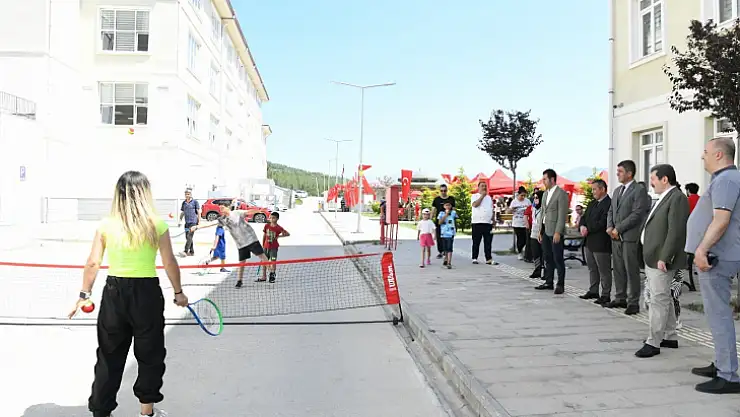 Vali Tavlı, Depremzede Ailelerle Bayramlaştı