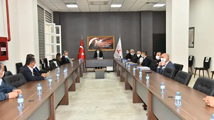 Vali Tavlı, Seydikemer'de Muhtarlarla bir arada