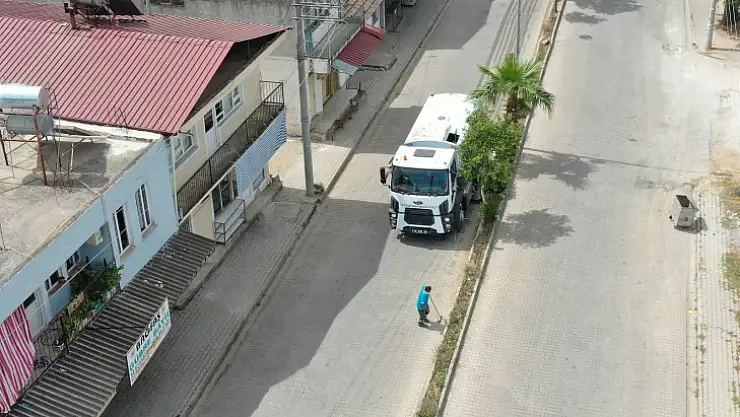 Vatandaş evde, belediye ekipleri sahada