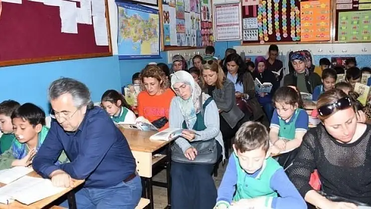 Veliler ve Öğrenciler aynı anda kitap okudular